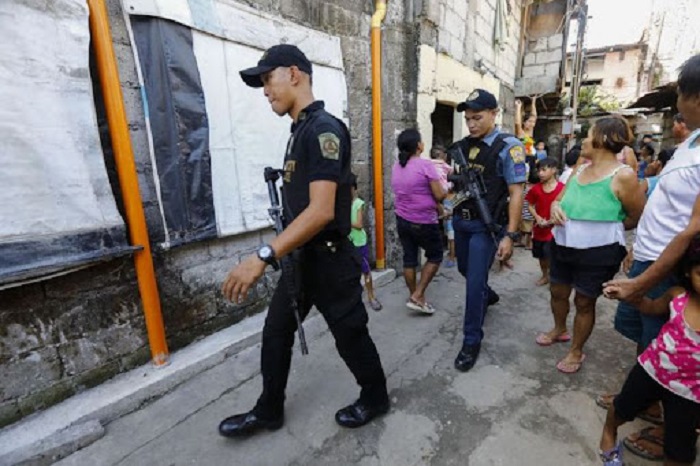 Cảnh sát tuần tra tại khu phố ở Philippines trong cuộc chiến chống ma túy
